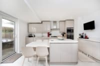 5-bedroom detached family home with garden, swimming pool and parking in Harrow HA1