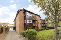 3-bed flat with terrace for sale in London NW4